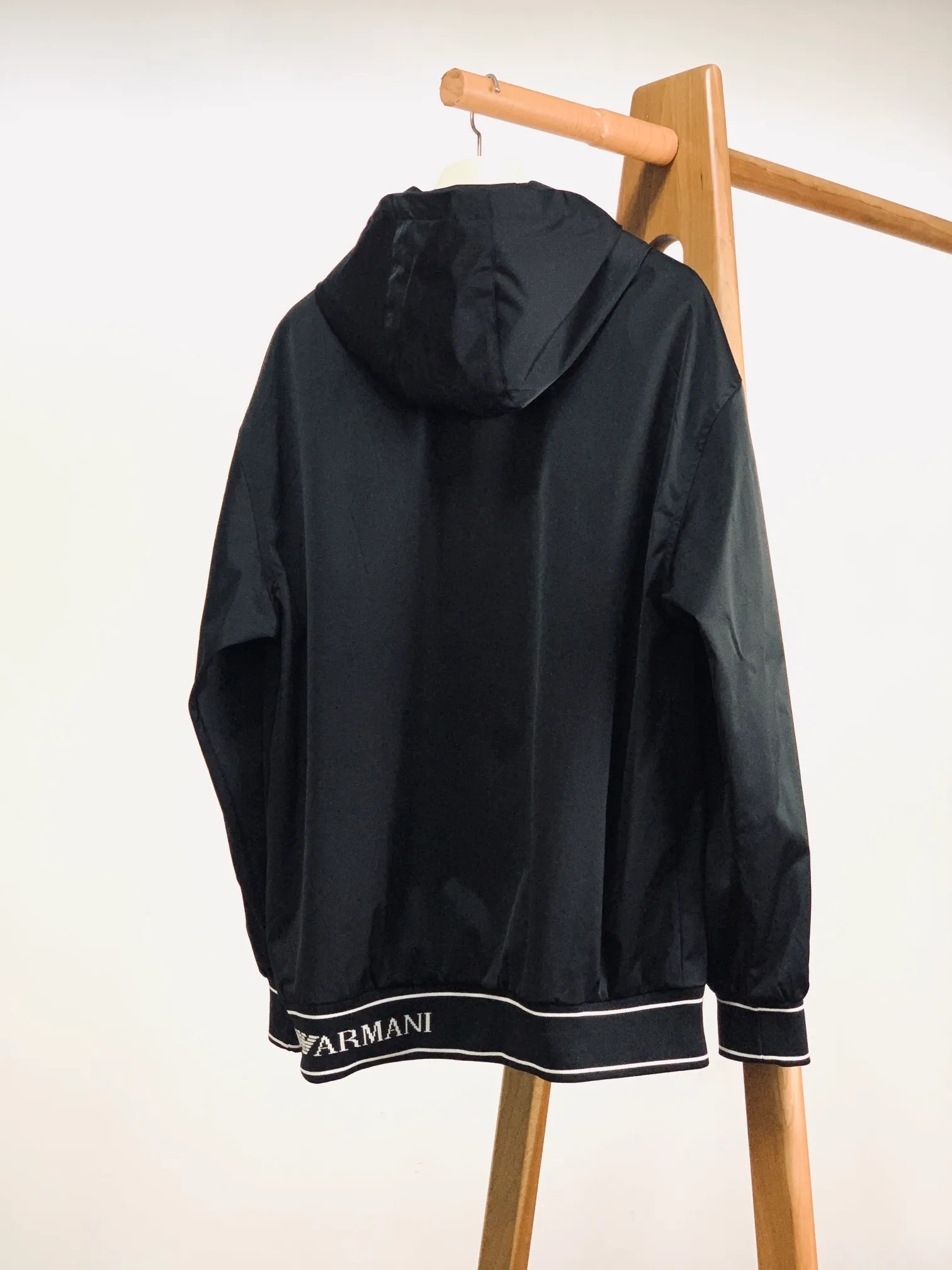 Em Porio Armani Armani Casual Hooded Jacket Windbreaker Jacket 🧥, the upper body becomes slimmer and whiter in seconds, the handle is perfect, and hardware accessories are provided for decoration. Suitable for both business, commuting and leisure, you can be satisfied with various daily outfits. The upper body is full of style and full of high-end sense! Pockets are designed on both sides of the body, making these designs more convenient and practical! Premium custom hardware engraved zipper pull accessories and Classic triangle logo decoration on the chest increase the overall sense of layering, making a simple jacket instantly rich! ! It keeps you warm and adds layering to your outfit. It has a great effect on the upper body. Two colors are recommended………………………………………………………………… ❥∙Size: M-3XL